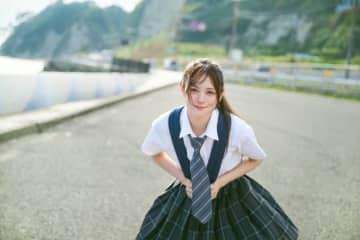 AKB48伊藤百花、圧倒的な“美少女感”あふれる制服SHOTを披露！鎌倉を舞台に自然体の魅力が光る