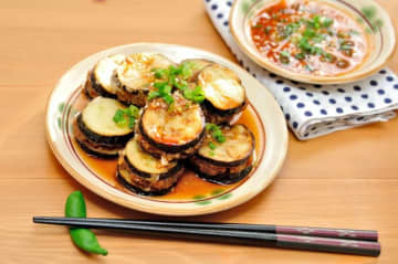 料理研究家ゆかり『ナスのはさみ焼き』の作り方を公開！超簡単『挟んで焼くだけ』…作り置きに便利な万能惣菜に主婦も大注目「ご飯が進む美味しいおかず」「餃子の餡が残ってしまった時にも」