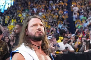 【WWE】来年引退をほのめかすAJスタイルズ、元祖スタイルズ・クラッシュで激勝　日本のファンとハイタッチ【10.17両国国技館】
