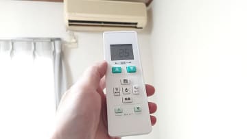 大人気すぎて売り切れ続出！ダイソーの“550円リモコン”が20年前のエアコンでも使えるか試してみた！