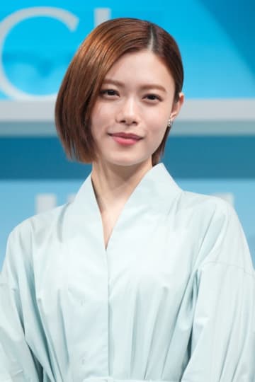 「デカい！！」杉咲花、スーパーで買い物する姿に反響「カートが海外サイズ」「中に入れそう」