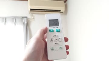 大人気すぎて売り切れ続出！ダイソーの“550円リモコン”が20年前のエアコンでも使えるか試してみた！
