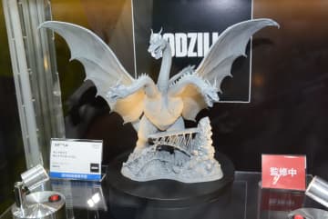 松村しのぶ氏がキングギドラの"生物感"を追求したプラモデル！　海洋堂「ARTPLA キングギドラ Re:イマジネーション」【#全日本模型ホビーショー】