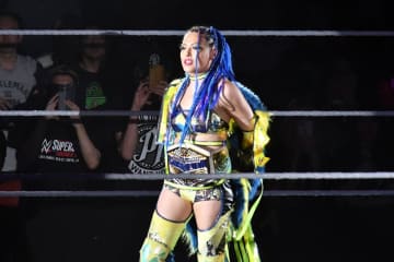 【WWE】“美しき狂気”ジュリア、凱旋防衛！両国でベイリー＆ライラを撃破、女子US王座守る
