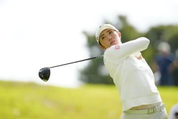渡邉彩香ら首位に3人が並ぶ　初日首位発進の渋野日向子は21位後退
