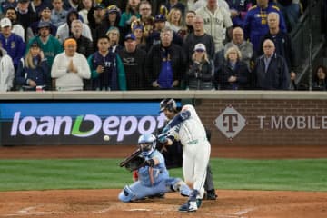 【ＭＬＢ】マリナーズがＷＳ進出に王手　満塁弾のスアレスは「イチローと一緒にいられて光栄」