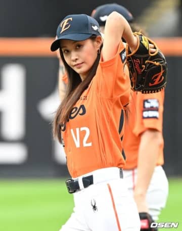 【PHOTO】少女時代 ユリ、始球式に登場…真剣な眼差し