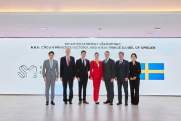 スウェーデンのビクトリア皇太子夫妻、韓国SMエンターテインメントを訪問…「Hearts2Hearts」がプレゼントを準備