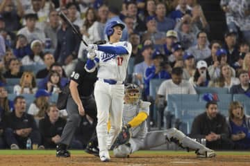 「ピザでも落としたのか」ドジャース大谷翔平の143ｍ弾に驚くナインの表情が話題
