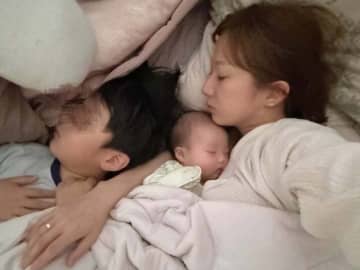 辻希美、眠る子どもたちとの親子ショットを披露「いつも学校の日は起きないのに」