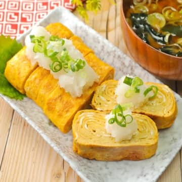 「この卵焼き、高級料亭の味！」「味付けはめんつゆ？白だし？」いえいえ、違います！調味料1つでだし巻き卵の味になる裏ワザレシピ