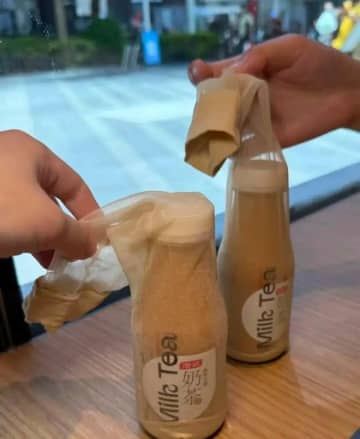 本物のストッキングをかぶせた瓶入りストッキングミルクティーが物議―中国