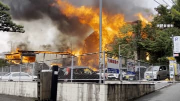 「爆発音みたいなのが何回かして」住宅1棟がほぼ全焼する火事　70代住人女性がやけど負うも命に別条なし　福岡市