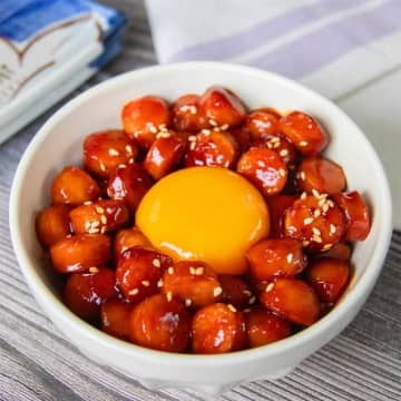 【焼いて乗せるだけ！】「ピリ辛味でクセになる〜」「家族から大好評！」ヤンニョムウインナー丼レシピ