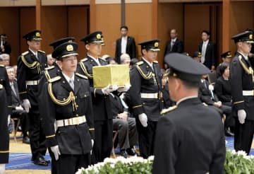 殉職警察官や民間人を追悼　石破首相「深甚なる敬意」