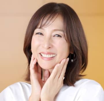 伝説のグラビアクイーン・かとうれいこ56歳、背中ざっくりコーデが「美しすぎる」「スタイル抜群」