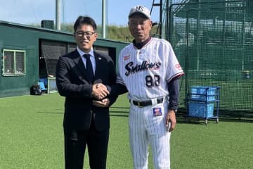 侍ジャパン・井端監督「新監督へのご挨拶です」ヤクルト秋季練習を訪問