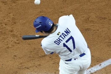 ドジャース・大谷翔平が衝撃弾２発！　投手初の先頭打者弾に続くＰＳ４号は右中間の屋根直撃