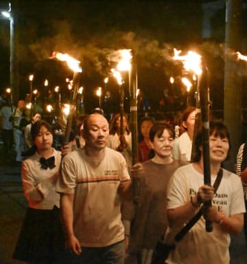 たいまつで闇夜避難再現、和歌山　「稲むらの火祭り」