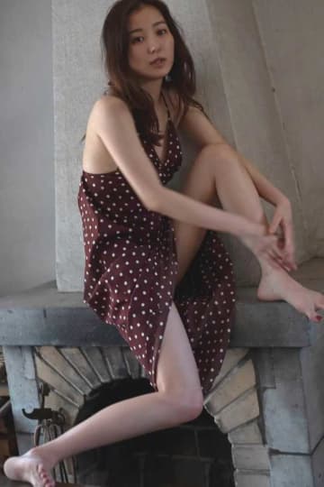 高田里穂の新たな一面を引き出した写真集「素描」が11月発売♡