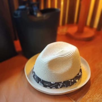 白髪に合う帽子の色は？ グレイヘアを素敵に見せるおすすめカラーアイデア
