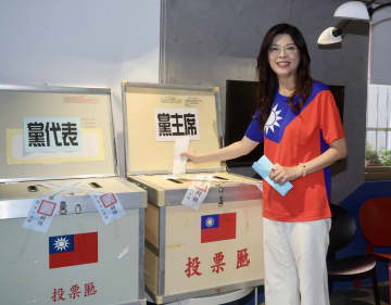 台湾、国民党トップに鄭麗文氏　対中融和、政権奪回目指す