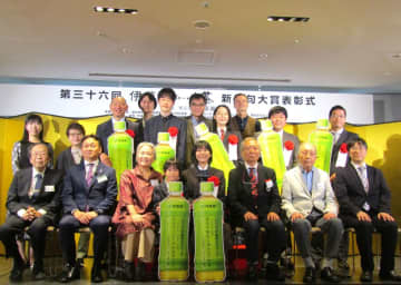 「伊藤園お～いお茶新俳句大賞」は「本当に文芸運動」 夏井いつきさん「30数年の俳句の種まき」で最高位に輝く阿見果凛さんと再会