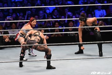 イヨ・スカイが日本でWWE女子世界王座に挑戦も戴冠ならず！ASUKA＆カイリ・セインは勝利し喜びのハグ！