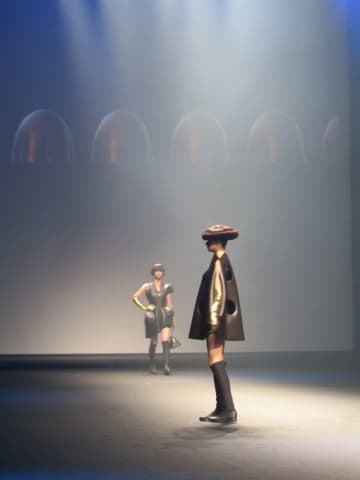 明治「きのこの山」のファッションショー開催　 森崎ウィンさんがカカオハスク衣装で登場　JUNKO KOSHINO とコラボ