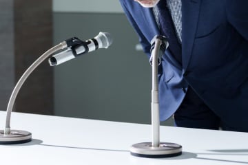 高校生が飲食店で “ブラインドを昇降させる器具” を『鼻の穴』に入れふざけた動画が拡散し批判殺到 その後”高校側が謝罪” しネットでコメント殺到「学校側に責任はないだろ。親の責任。」「なぜ、学校が謝罪するのでしょうか？生徒がしたことですが」
