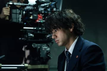「2人にしかわからない世界があった」山田裕貴VS佐藤二朗、取調室で緊迫の演技合戦＆アドリブ炸裂！『爆弾』メイキング写真