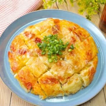 【じゃがいもを挟んで焼くだけ】「ポテトフライよりウマいのキター」「マジで箸が止まらん」ウチで人気の簡単おかずレシピ