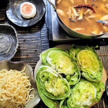 濃厚コク旨ピリ辛！レタス1人1個！もつ鍋！もつ鍋ラーメン！しっとりシャキシャキレタスしゃぶしゃぶ！