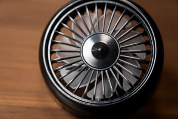 ダイソーで見つけた「車をベンツにできる」330円扇風機　送風以外にも機能が…