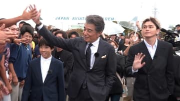 舘ひろし、被災地復興イベントにサプライズ登場　「カッコいい！」「エグい！」の歓声に笑顔で応じる