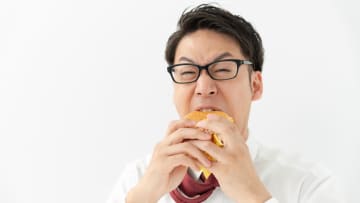 強い空腹感とともに「手が震える」「冷や汗が出る」は「低血糖」のサイン？繰り返す場合は病気が隠れていることも