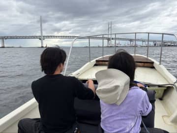 意外すぎる釣果！　竿の持ち方から教わったビギナー親子の「海釣り初挑戦」レポート【東京湾・クロダイ】