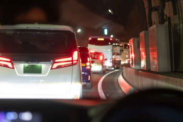 60代女性が “夜の高速道路” の『真ん中』に横たわっている男性を発見するも間に合わず 大渋滞になりネットでコメント殺到「これ、轢いた人が本当に気の毒。なんで寝てんの？」「今回の件は女性がただただ可哀想、一切不問にしていただきたい」