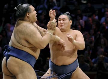 両横綱、翔猿が4連勝　大相撲ロンドン公演4日目
