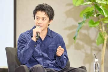 小栗旬が語る、メンタルヘルスをめぐる自身と芸能界の変化。俳優は「リラックスしてこそ能力を発揮できる仕事」