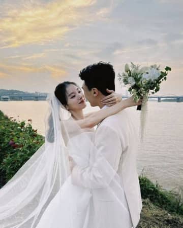 交通事故でメンバーを亡くしたK-POPグループの“末っ子”、結婚相手と近況を公開