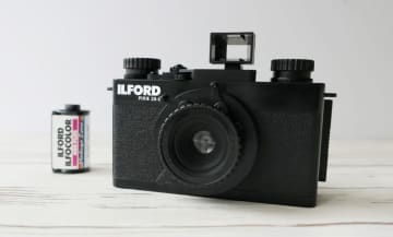 エモい写真が撮れる！ 操作が楽しい！ 5千円台のフィルムカメラ「ILFORD PIXIE 35-II」