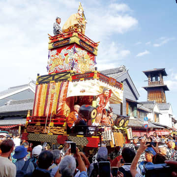 豪華な装飾の山車16台、蔵造りの市街地を練り歩き　埼玉・川越　江戸時代から伝わる「川越まつり」始まる　はやしを披露する「曳っかわせ」、夜にはちょうちんに明かり…まつりに華やぎ加える　19日まで