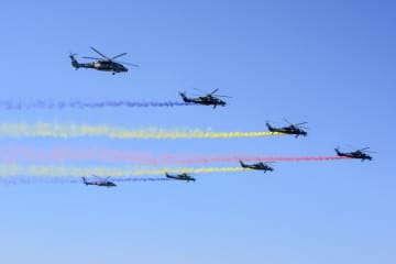 天津市で国際ヘリ博覧会　中国陸軍「風雷」隊が飛行披露