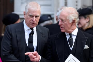 チャールズ国王の弟アンドルー王子　国王との１０分間の電話会談後、称号返上