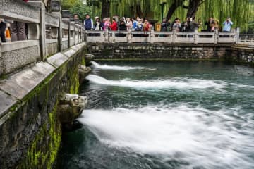 中国の「泉城」済南で湧水勢い増す