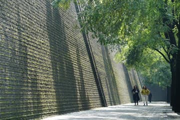 雨後の西安城壁、緑映える古建築　中国陝西省