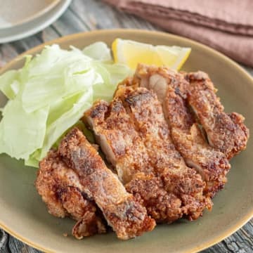 【鶏ももを漬けて焼くだけ】「完全にお店の味だわ」「ご飯が秒で消えた」揚げてないのにカリッとジューシー！箸が止まらん最強おかずレシピ