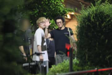 小栗旬　田中圭、坂口健太郎のスキャンダル対応だけじゃない…事務所社長として頭悩ませる「もう一つの問題」