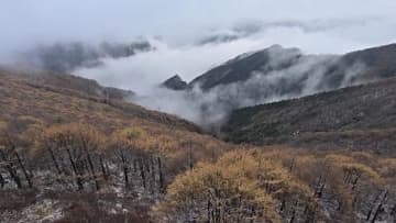 太白山に今秋初の降雪　中国陝西省